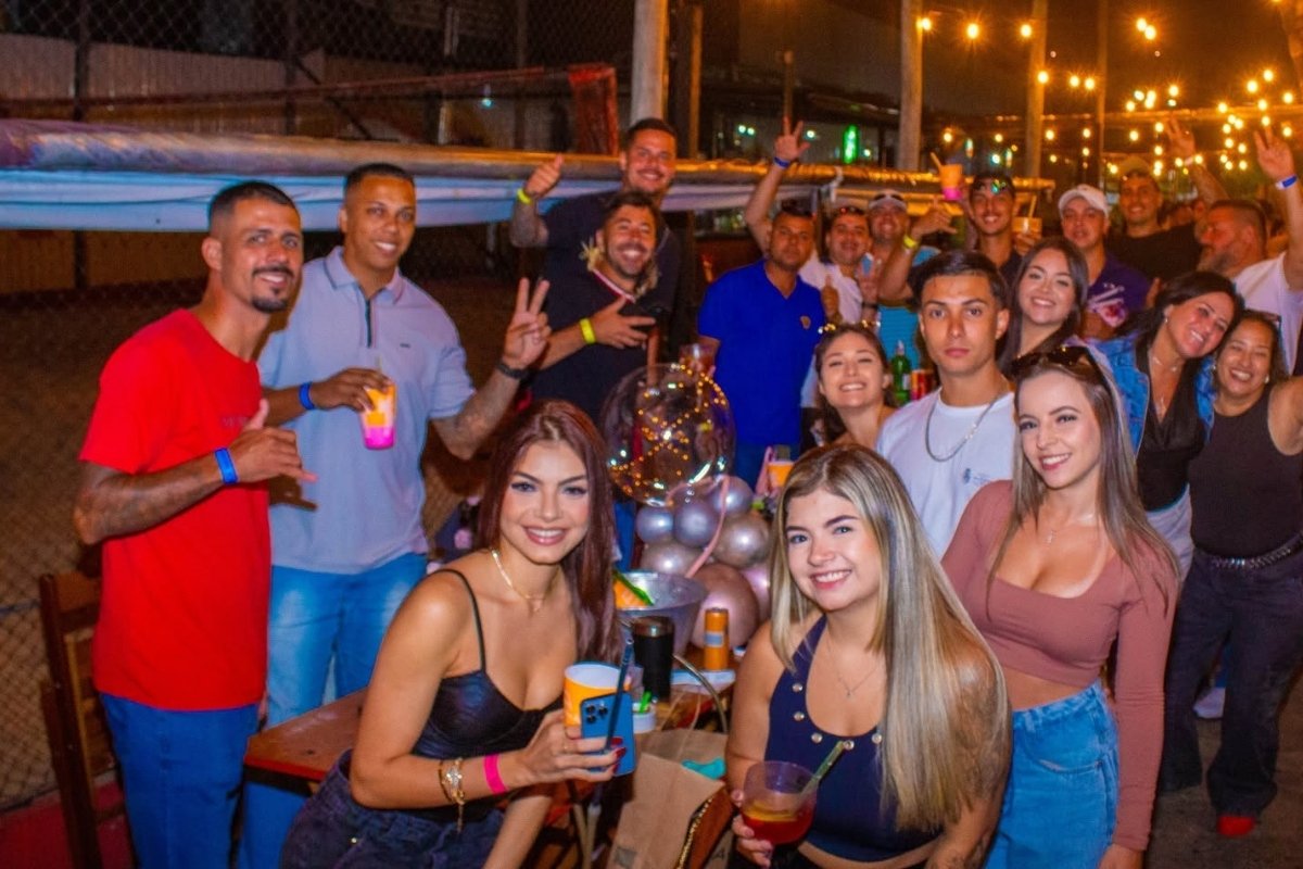 Aniversariante e convidados comemorando no Conexão Arena Praia