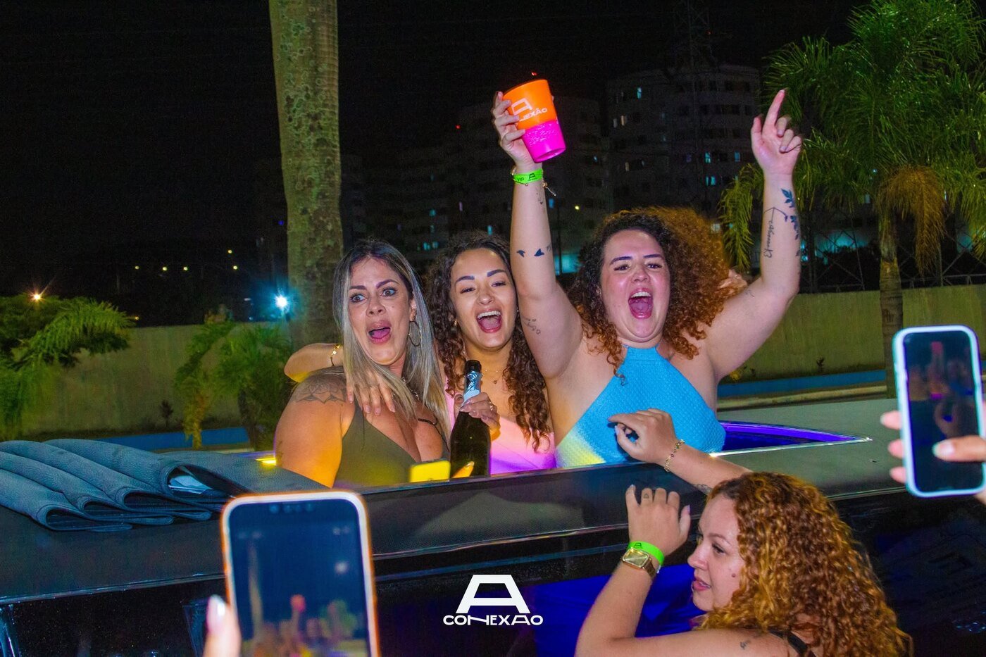Convidadas comemorando na limousine