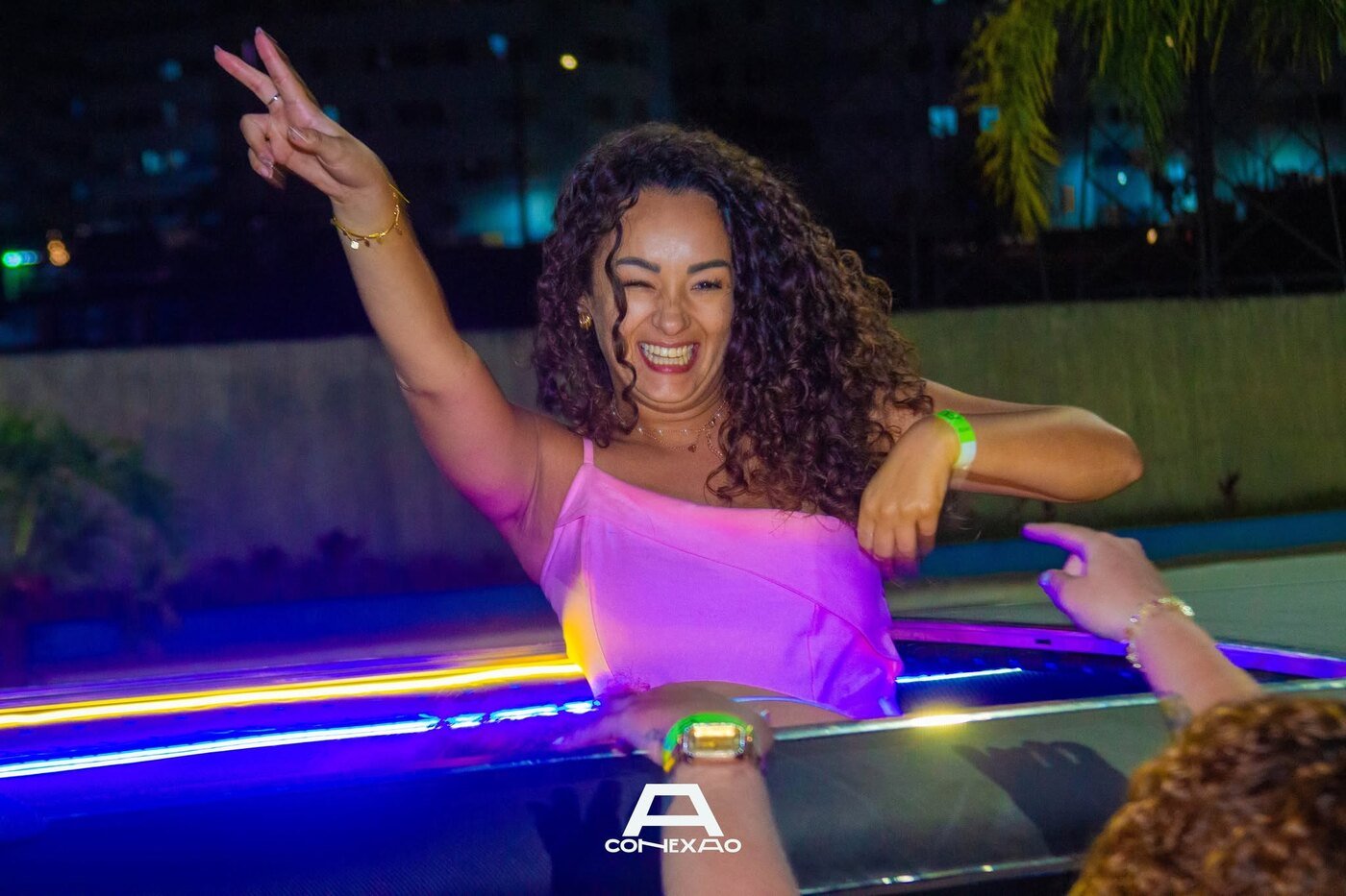 Aniversariante se divertindo na limousine